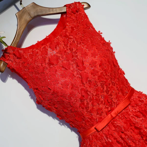 Chic / Belle Rouge Robe De Ceremonie Robe De Soirée 2017 En Dentelle Fleur Paillettes Noeud Fleurs Artificielles Bretelles croisées Mi-Longues Encolure Dégagée Princesse Sans Manches