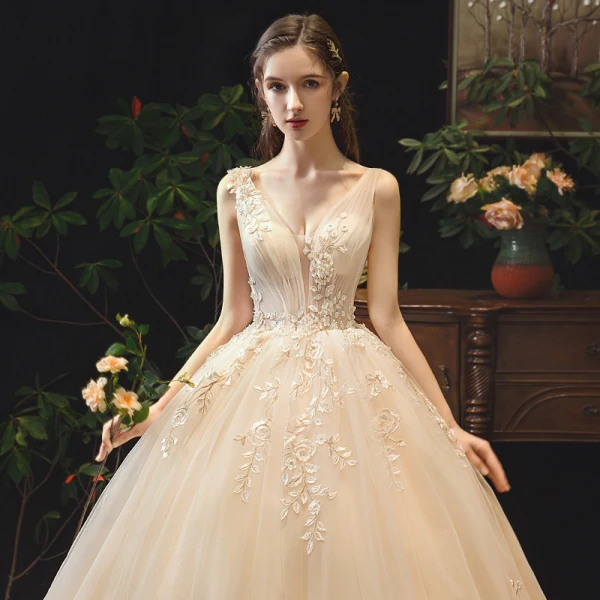 Élégant Champagne Robe De Mariée 2019 Robe Boule V-Cou En Dentelle Fleur Sans Manches Dos Nu Longue