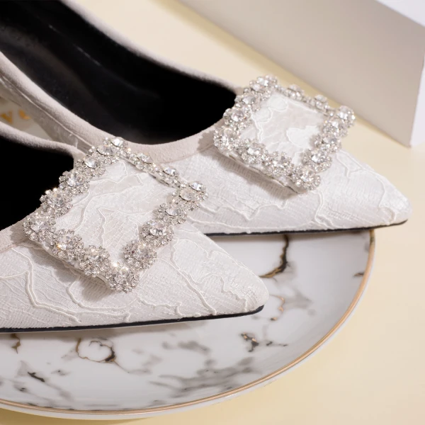Fine Elfenben Brudesko 2019 Lær Blonder Rhinestone Spenne 7 cm Stiletthæler Spisse Bryllup Pumps