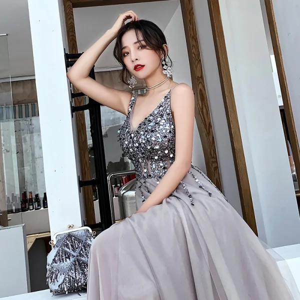 Charmant Gris Robe De Soirée 2019 Princesse V-Cou Perlage Paillettes Sans Manches Dos Nu Train De Balayage Robe De Ceremonie