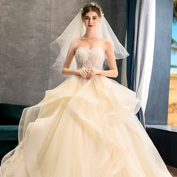 Luksus Champagne Brudekjoler 2019 Ballkjole Kjæreste Beading Paljetter Blonder Blomst Uten Ermer Ryggløse Gripende Ruffles Chapel Train