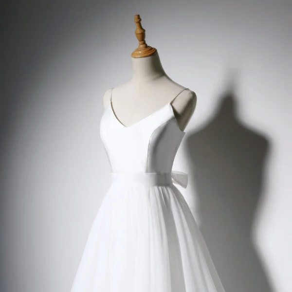 Modest / Simple Ivory Wedding Dresses 2018 A-Line / Princess Bow Spaghetti Straps Backless Sleeveless Sweep Train Wedding