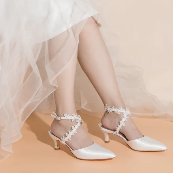 Simple Ivoire Satin Chaussure De Mariée 2021 Bride Cheville Faux Diamant En Dentelle Fleur 5 cm Talons Aiguilles À Bout Pointu Mariage Talons Hauts
