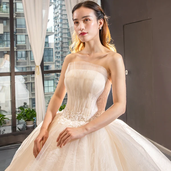 Haut de Gamme Champagne Robe De Mariée 2023 Robe Boule Volants Bustier En Dentelle Fleur Sans Manches Dos Nu Volants en Cascade Royal Train