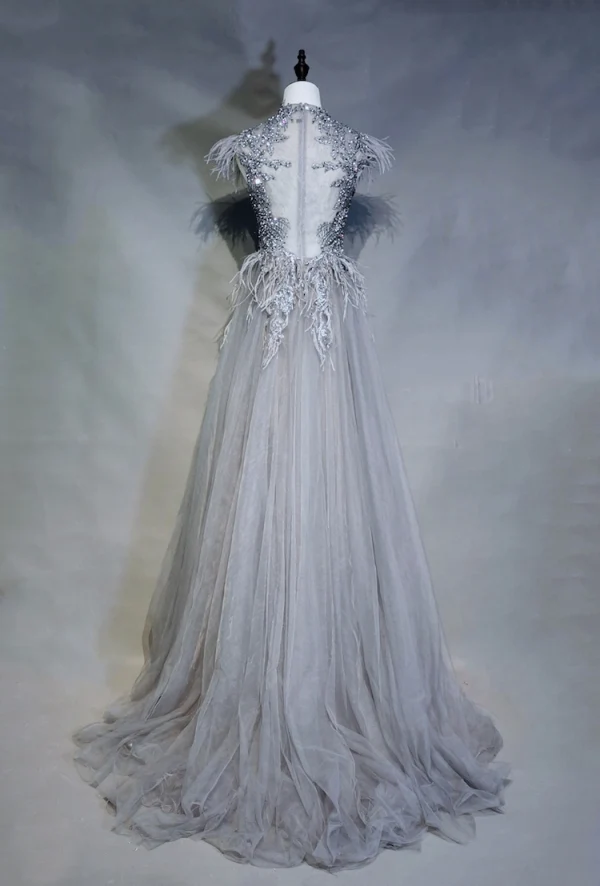 Haut de Gamme Gris Robe De Soirée 2019 Princesse U-Cou Fait main Perlage Cristal En Dentelle Fleur Sans Manches Plumes Train De Balayage Robe De Ceremonie