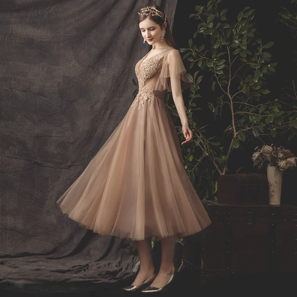 Chic / Belle Kaki de retour Robe De Graduation 2019 Princesse V-Cou Perlage Paillettes En Dentelle Fleur Manches Courtes Dos Nu Thé Longueur Robe De Ceremonie