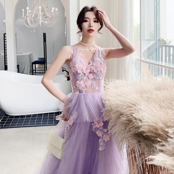 Chic Lavande Robe De Bal 2019 Princesse V-Cou En Dentelle Appliques Sans Manches Dos Nu Train De Balayage Robe De Ceremonie