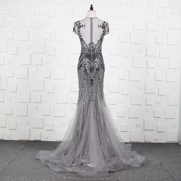 High End Grau Abendkleider 2019 Meerjungfrau Rundhalsausschnitt Handgefertigt Perlenstickerei Kristall Strass Kurze Ärmel Sweep / Pinsel Zug Festliche Kleider