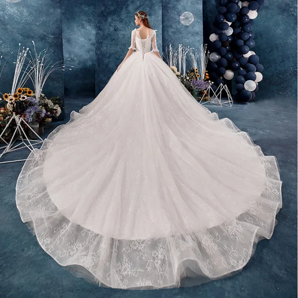 Charmant Ivoire Robe De Mariée 2019 Robe Boule V-Cou Noeud En Dentelle Fleur 1/2 Manches Dos Nu Royal Train