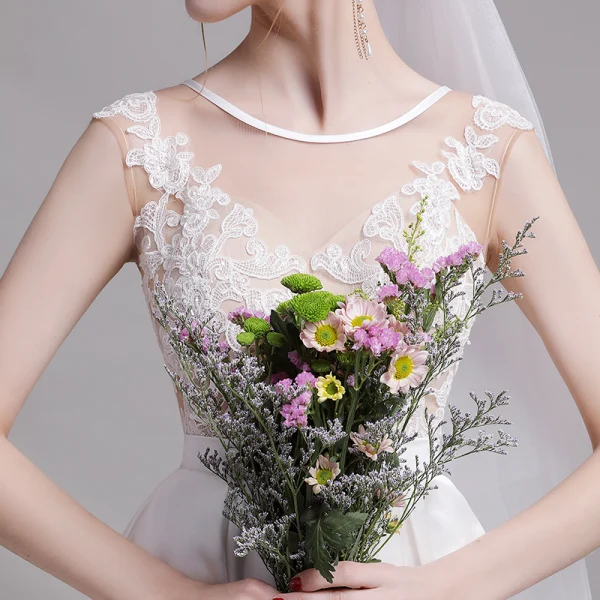 Edles Weiß Strand Brautkleider / Hochzeitskleider 2019 A Linie Rundhalsausschnitt Perle Spitze Blumen Ärmellos Rückenfreies Sweep / Pinsel Zug