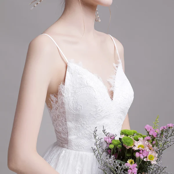 Snygga / Fina Vita Bröllopsklänningar 2019 Prinsessa Spaghettiband Spets Blomma Ärmlös Halterneck Cascading Volanger Svep Tåg
