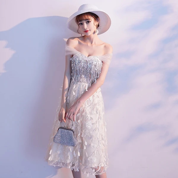 Charmant Champagne Robe De Soirée 2019 Princesse De l'épaule Appliques En Dentelle Fleur Paillettes Gland Sans Manches Dos Nu Thé Longueur Robe De Ceremonie