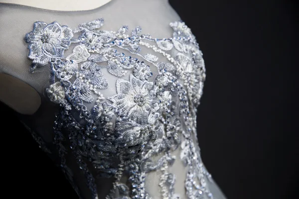 Chic Gris Robe De Soirée 2019 Princesse Encolure Dégagée Perlage Perle Paillettes En Dentelle Fleur Sans Manches Train De Balayage Robe De Ceremonie