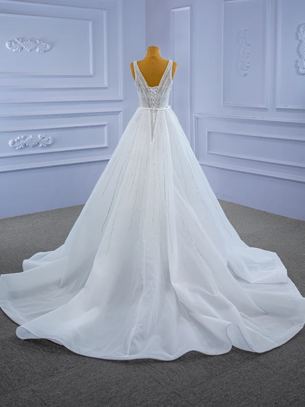 Haut de Gamme Blanche Perlage Perle Paillettes Robe De Mariée 2021 Trompette / Sirène V-Cou Sans Manches Dos Nu Chapel Train Mariage