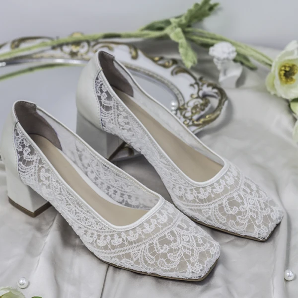 High End Weiß Spitze Blumen Brautschuhe 2021 Leder 5 cm Thick Heels Schleife Quadratische Zehe Hochzeit Pumps Hochhackige