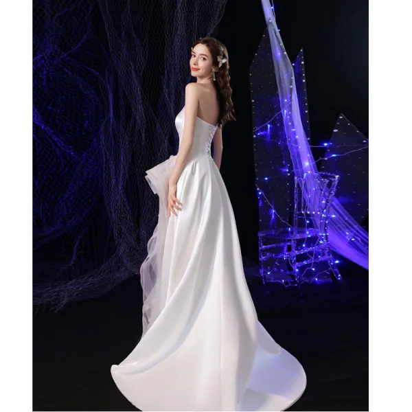 Charmant Blanche Volants en Cascade Plage Légère Robe De Mariée 2021 Princesse Satin Bustier Sans Manches Dos Nu Fendue devant Train De Balayage Mariage