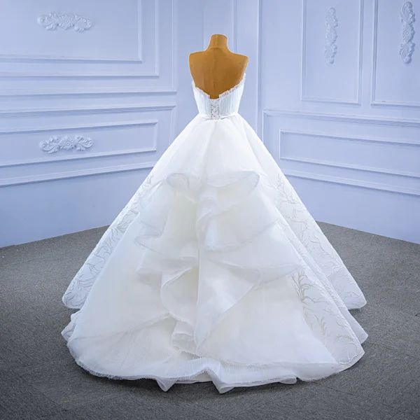 Haut de Gamme Blanche Robe De Mariée 2021 Robe Boule Perlage Volants Bustier Sans Manches Dos Nu Ceinture Train De Balayage Mariage