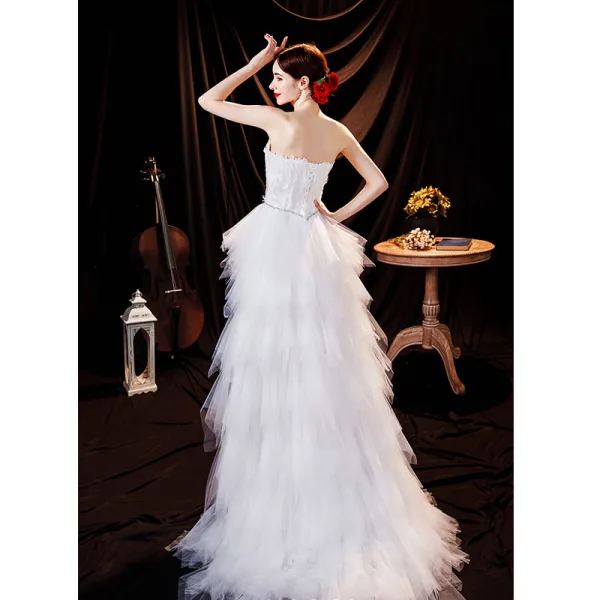 Sexy Weiß Feder Asymmetrisch Brautkleid Kurz 2021 A Linie Bandeau Strass Stoffgürtel Ärmellos Rückenfreies Brautkleider / Hochzeitskleider