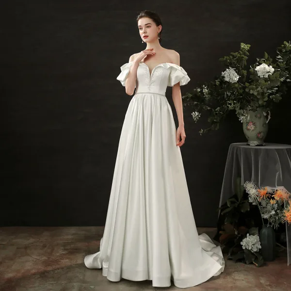 High End Ivory / Creme Satin Brautkleider / Hochzeitskleider 2021 A Linie Rüschen Off Shoulder Kurze Ärmel Rückenfreies Sweep / Pinsel Zug Hochzeit