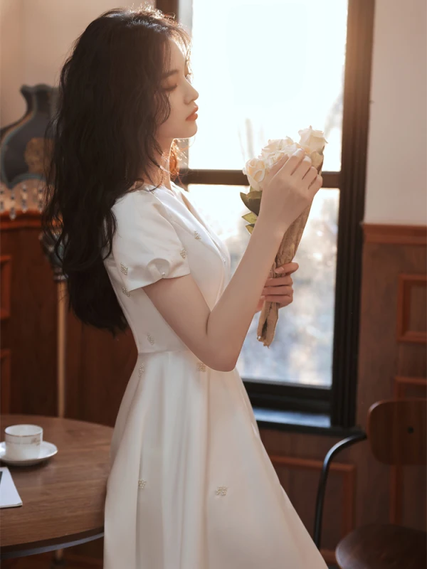 Modest / Simple Ivory Homecoming Satin Graduation Dresses 2021 A-Line / Princess V-Neck Short Sleeve Tea-length Formal Dresses