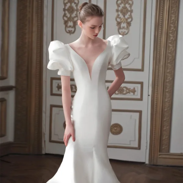 Mode Ivory / Creme Satin Brautkleider / Hochzeitskleider Abendkleider 2021 Meerjungfrau V-Ausschnitt Geschwollenes Kurze Ärmel Rückenfreies Hof-Schleppe Hochzeit