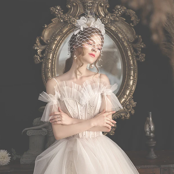 Charmant Champagner Brautkleider / Hochzeitskleider 2019 A Linie Spaghettiträger Perlenstickerei Pailletten Spitze Blumen Kurze Ärmel Rückenfreies Kathedrale Schleppe