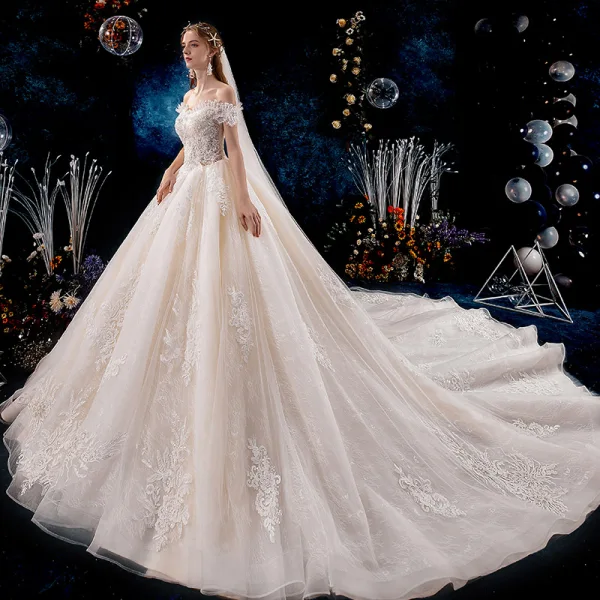 Edles Champagner Brautkleider / Hochzeitskleider 2019 A Linie Off Shoulder Perlenstickerei Perle Pailletten Spitze Blumen Ärmellos Rückenfreies Königliche Schleppe