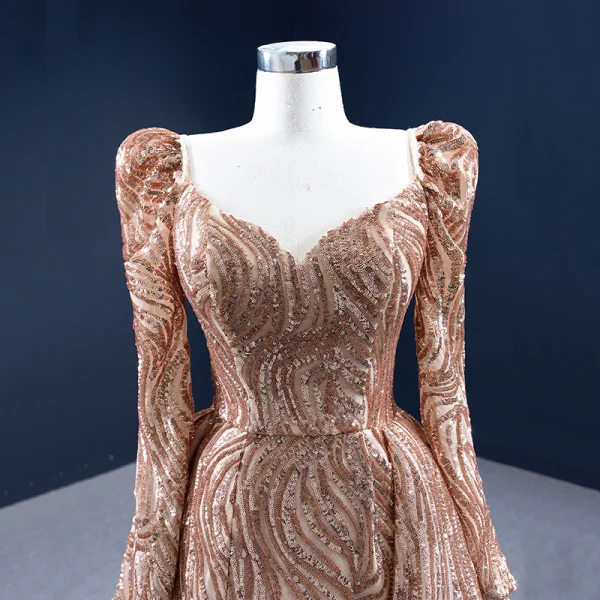 Haut de Gamme Scintillantes Doré Paillettes Robe De Soirée 2021 Princesse Encolure Carrée Manches Longues Dos Nu Chapel Train Robe De Ceremonie