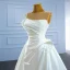 Hohes Niedriges Elegante Ivory / Creme Satin Perle Brautkleider / Hochzeitskleider 2021 A Linie Rundhalsausschnitt Perlenstickerei Pailletten Ärmellos Rückenfreies Hof-Schleppe Hochzeit