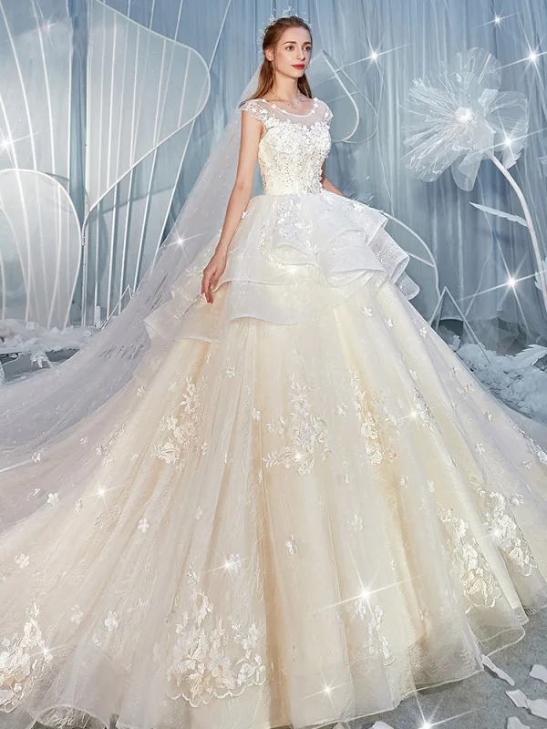 Étourdissant Champagne Robe De Mariée 2019 Princesse Encolure Dégagée Faux Diamant En Dentelle Fleur Appliques Sans Manches Dos Nu Volants en Cascade Royal Train