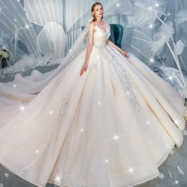 Fantastisk Champagne Bröllopsklänningar 2019 Balklänning Urringning Beading Paljetter Spets Blomma Ärmlös Halterneck Royal Train