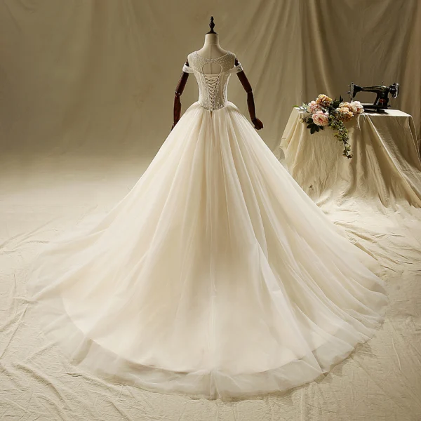 Élégant Ivoire Robe De Mariée 2019 Princesse Encolure Dégagée Perlage En Dentelle Fleur Manches Courtes Dos Nu Cathedral Train