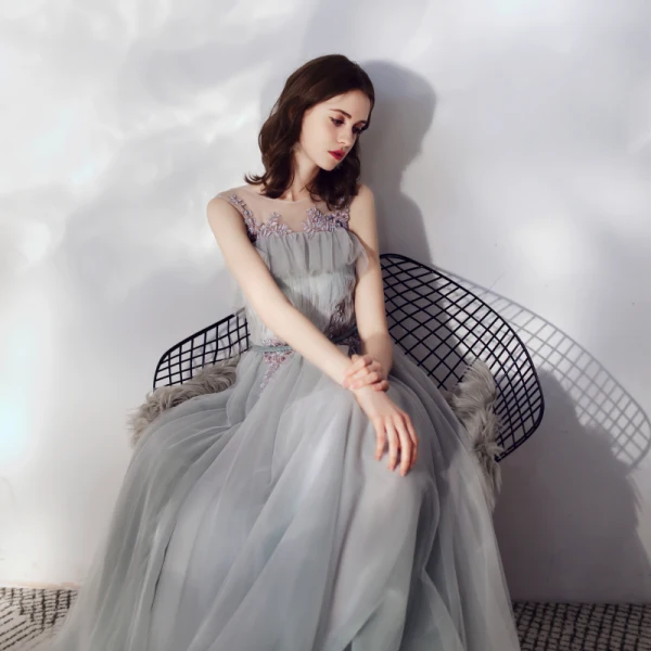 Élégant Gris Robe De Soirée 2019 Princesse Volants Encolure Dégagée Perlage En Dentelle Fleur Sans Manches Dos Nu Longue Robe De Ceremonie