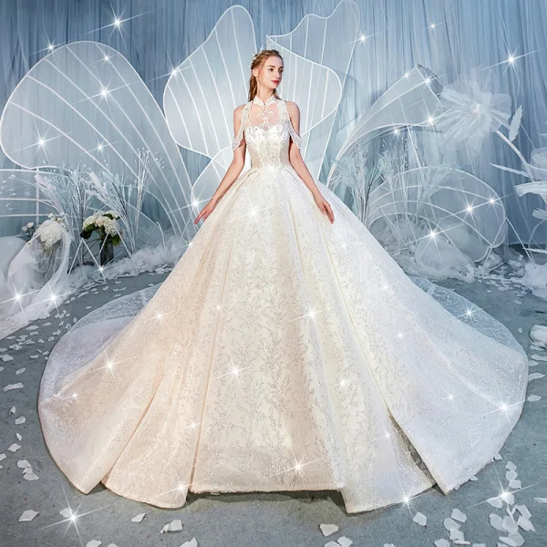 Charmant Weiß Brautkleider / Hochzeitskleider 2019 Ballkleid Stehkragen Perlenstickerei Pailletten Spitze Blumen Ärmellos Rückenfreies Königliche Schleppe