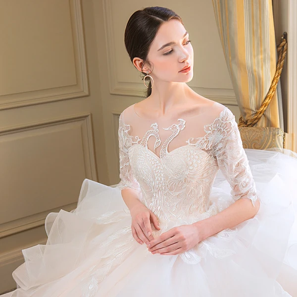 Élégant Champagne Robe De Mariée 2018 Robe Boule Appliques Volants en Cascade Encolure Dégagée 1/2 Manches Dos Nu Cathedral Train Mariage
