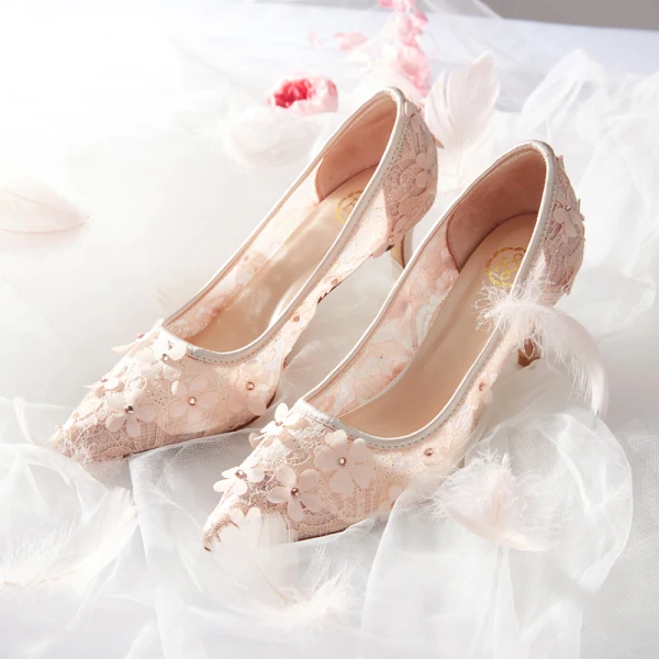 Charming Nude Wedding Shoes 2019 Lace Appliques Rhinestone 7 cm Stiletto Heels Pointed Toe Wedding Pumps