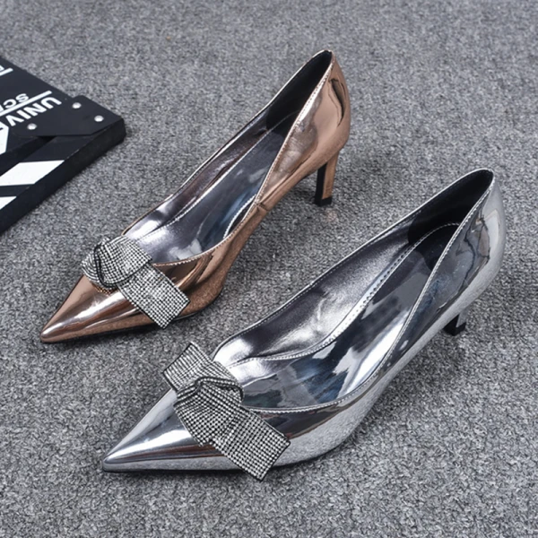 Stylowe / Modne Srebrny Wieczorowe Czółenka 2019 Skórzany Rhinestone Kokarda 6 cm Szpilki Szpiczaste Czółenka