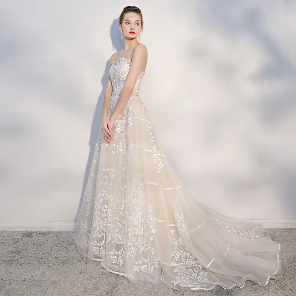 Elegant Champagne Brudekjoler 2018 Prinsesse Blonder Appliques Kjæreste Ryggløse Uten Ermer Domstol Tog Bryllup