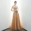 Charmant Gold Abendkleider 2020 A Linie Bandeau Perlenstickerei Pailletten Spitze Blumen Ärmellos Rückenfreies Sweep / Pinsel Zug Festliche Kleider