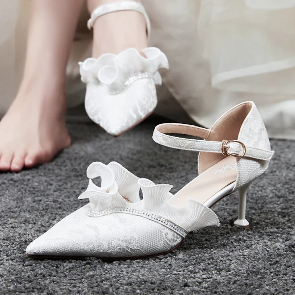 Schöne Ivory / Creme Brautschuhe 2020 Spitze Knöchelriemen Strass 7 cm Stilettos Spitzschuh Hochzeit Hochhackige
