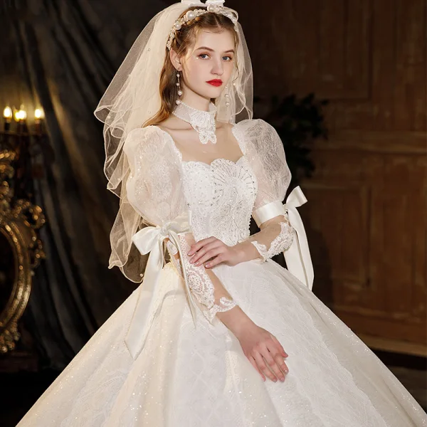 Vintage / Originale Médiévale Ivoire Robe De Mariée 2021 Robe Boule Encolure Dégagée Perlage Perle Paillettes En Dentelle Fleur 3/4 Manches Noeud Dos Nu Royal Train Mariage