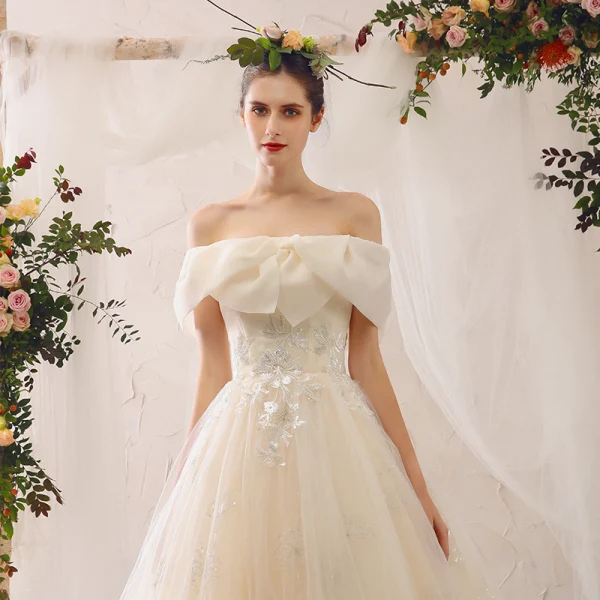 Élégant Champagne Robe De Mariée 2020 Princesse De l'épaule Noeud En Dentelle Fleur Appliques Manches Courtes Dos Nu Cathedral Train
