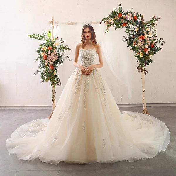 Charmant Champagne Robe De Mariée 2020 Princesse Bustier Perlage Paillettes En Dentelle Fleur Dos Nu Volants Manches Longues Cathedral Train