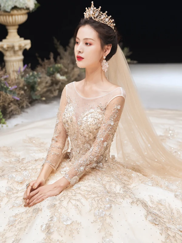 Haut de Gamme Champagne Robe De Mariée 2020 Princesse Encolure Dégagée Perlage Faux Diamant En Dentelle Fleur Manches Longues Dos Nu Cathedral Train