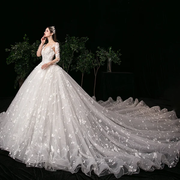 Haut de Gamme Ivoire Robe De Mariée 2020 Robe Boule Encolure Dégagée Perlage Faux Diamant En Dentelle Fleur Manches Longues Dos Nu Royal Train