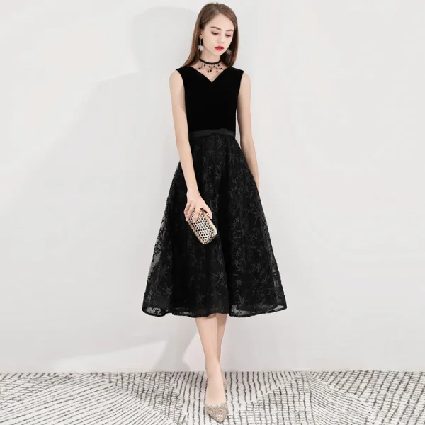 Modest / Simple Homecoming Little Black Dress 2020 A-Line / Princess V-Neck Star Lace Bow Sleeveless Backless Tea-length Graduation Dresses