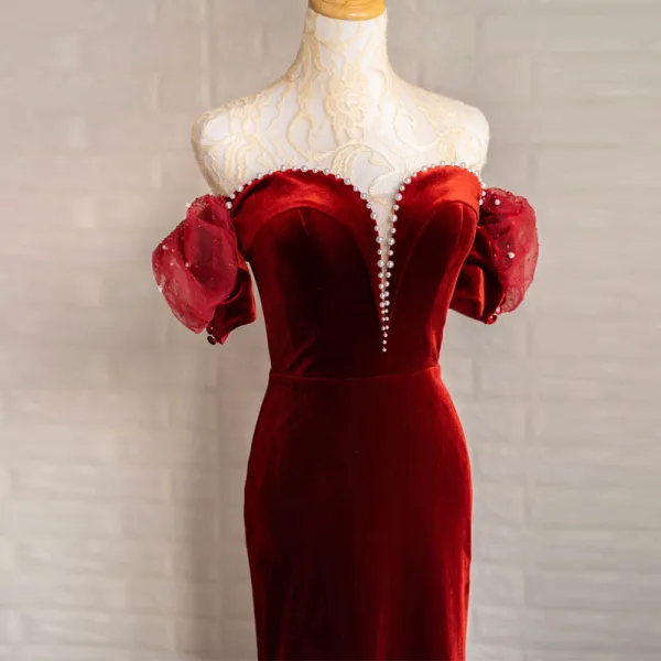 Charming Burgundy Suede Evening Dresses 2021 Trumpet / Mermaid Off-The-Shoulder Pearl Short Sleeve Backless Sweep Train Evening Party Formal Dresses
