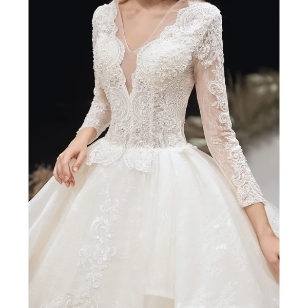 Élégant Ivoire Robe De Mariée 2020 Robe Boule Col v profond Perlage Paillettes Perle Faux Diamant En Dentelle Fleur 3/4 Manches Dos Nu Cathedral Train