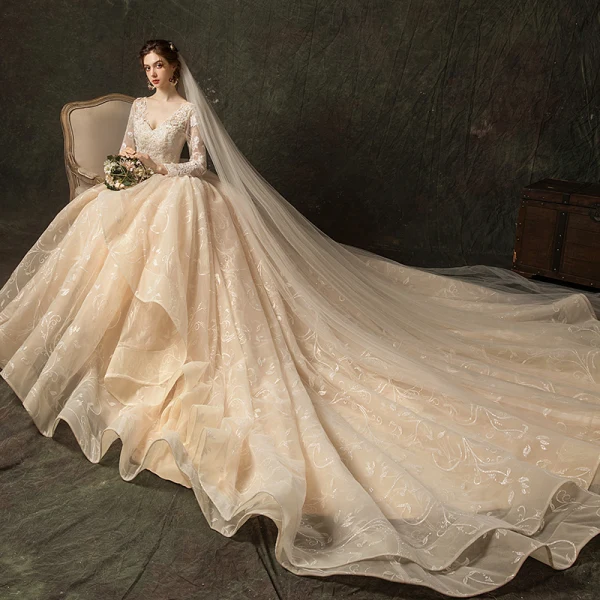 Haut de Gamme Mode Champagne Robe De Mariée 2020 Robe Boule V-Cou En Dentelle Fleur Manches Longues Dos Nu Volants en Cascade Royal Train