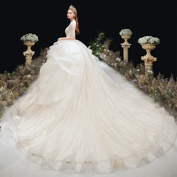 Charmant Ivoire Glitter Volants en Cascade Robe De Mariée 2020 Robe Boule Encolure Dégagée Perlage En Dentelle Fleur 1/2 Manches Dos Nu Cathedral Train
